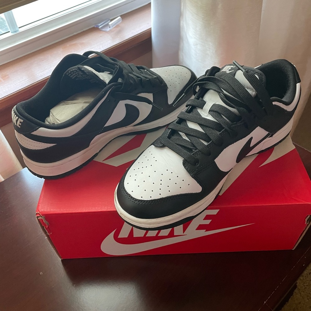 EUC Nike dunks. Pandas. Unisex Men 8.5/womens 10.